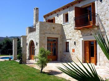 Дизайн фасада дома пестрого цвета в средиземноморском стиле