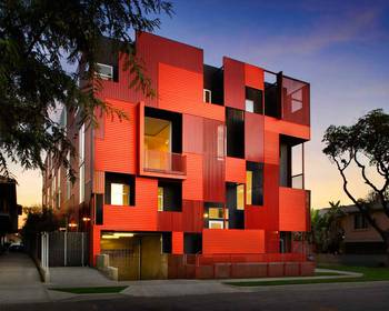 Пример отделки фасада дома оранжевого цвета в современном стиле