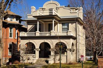Фото красивого дома в модерна стиле с красивым балконом