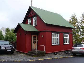 Красный дом  в деревенском стиле.