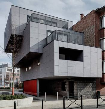 Пример отделки фасада дома серого цвета в современном стиле