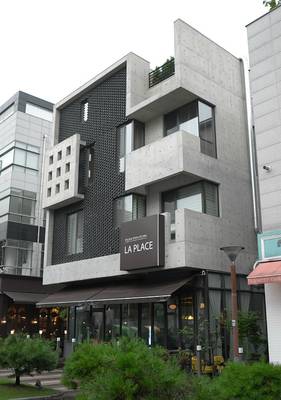 Фотография фасада серого цвета с красивым балконом