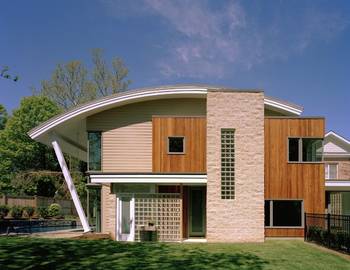 Пример облицовки дома в современном стиле с радиусными элементам