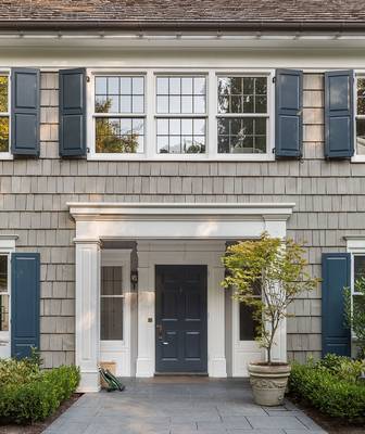 Дизайн дома серого цвета с красивым входом