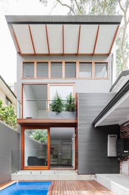 Пример отделки частного коттеджа в современном стиле с красивым балконом