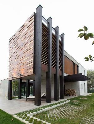 Дизайн дома пестрого цвета с террасой
