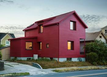 Украшение дома красного цвета в кантри стиле