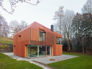 Внешняя отделка дома оранжевого цвета в современном стиле