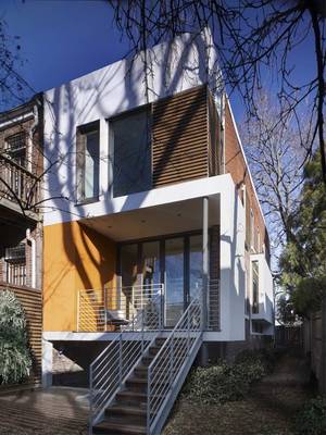 Оформление фасада дома пестрого цвета в современном стиле