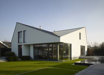 Дизайн фасада дома в современном стиле с интересными окнами