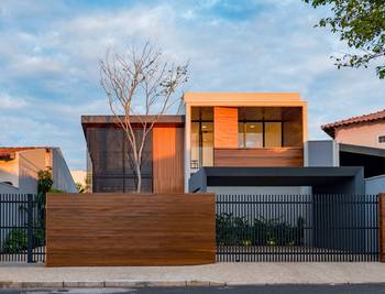 Красивый дом пестрого цвета в современном стиле