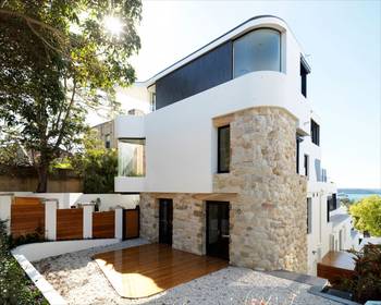 Дом белого цвета в средиземноморском стиле