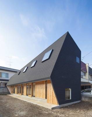Пример отделки фасада дома серого цвета в авторского стиле