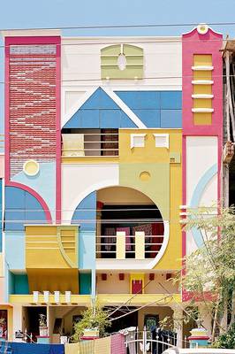 Отделка фасада дома пестрого цвета в авторского стиле