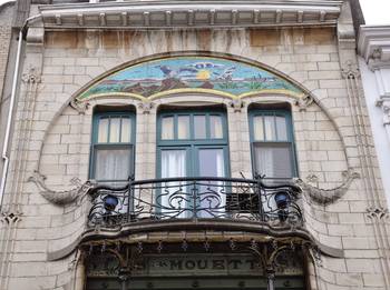 Вариант оформления фасада в модерна стиле с красивым балконом
