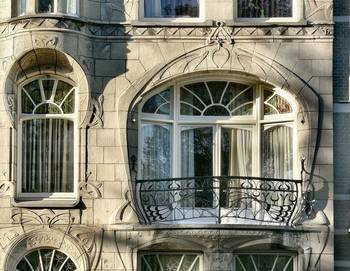 Отделка загородного дома в модерна стиле с красивым балконом