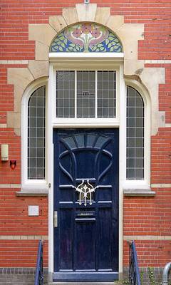 Коттедж пестрого цвета с красивой дверью