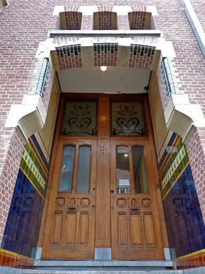 Фото двери на фасаде дома