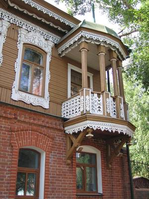 Фото красивого дома пестрого цвета с узорами