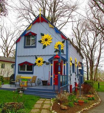 Красивый дом пестрого цвета в авторского стиле
