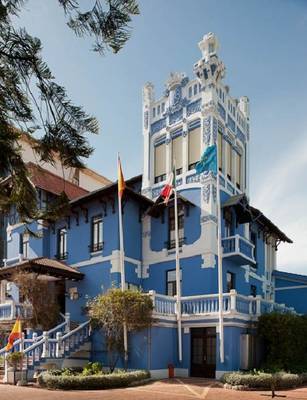 Пример красивой отделки фасада дома синего цвета в модерна стиле