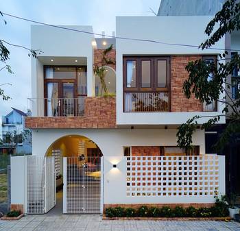 Дизайн дома белого цвета с интересными окнами