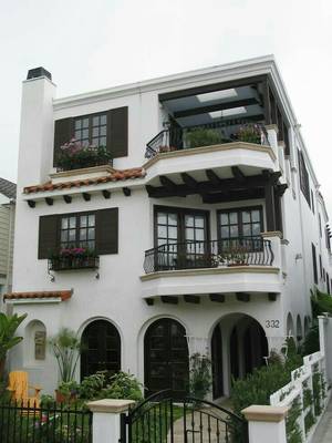 Фасад белого цвета с красивым балконом