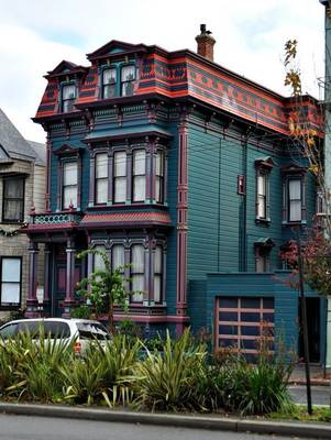 Украшение дома бирюзового цвета в викторианском стиле