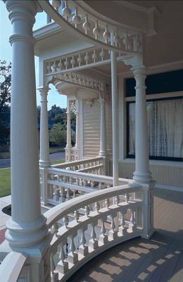 Вариант дома белого цвета с террасой