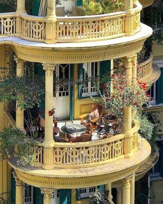Пример отделки частного дома желтого цвета в классическом стиле