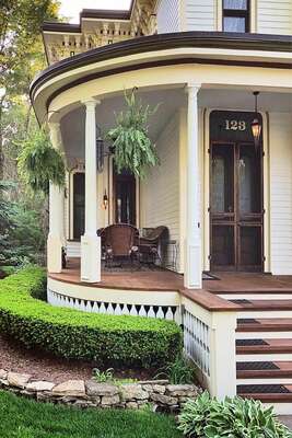 Дом в классическом стиле с террасой