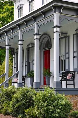 Пример красивой отделки фасада дома серого цвета в кантри стиле
