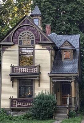 Индивидуальный дизайн фасада фиолетового цвета в викторианском стиле