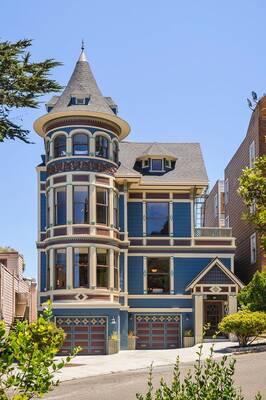 Красивый дом синего цвета в викторианском стиле