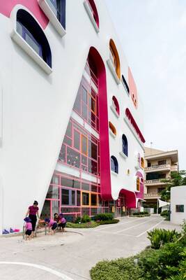 Декоративная отделка фасада розового цвета в современном стиле