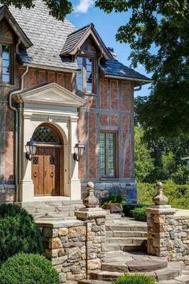 Фотография загородного дома с красивой дверью