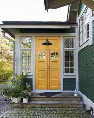 Красивый дом пестрого цвета с красивой дверью