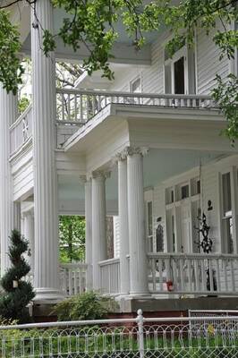 Дизайн фасада дома в классическом стиле с террасой