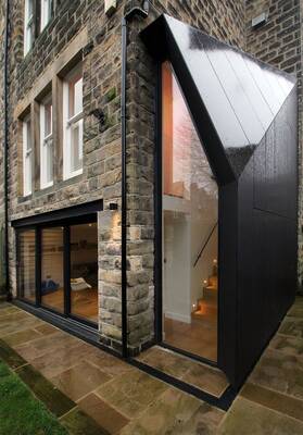 Фото фасада серого цвета с красивой дверью