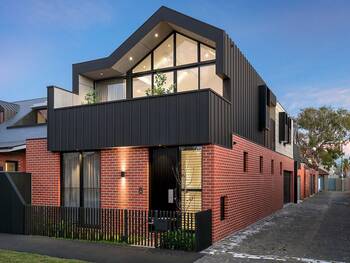 Дизайн фасада дома черного цвета в современном стиле