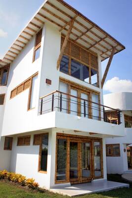 Вариант дома в современном стиле с красивым балконом