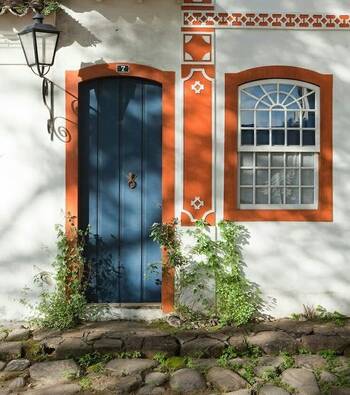 Пример отделки фасада дома пестрого цвета в авторского стиле