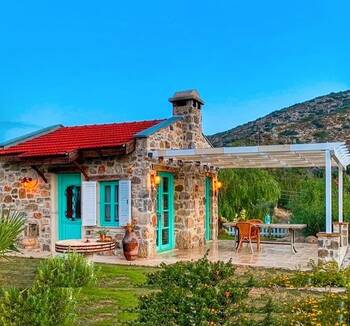 Фотография частного дома коричневого цвета в средиземноморском стиле
