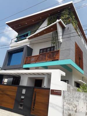 Пример красивого фасада серого цвета с красивым балконом