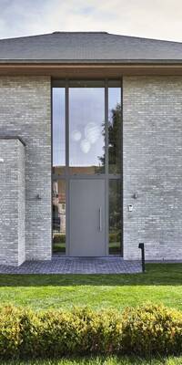 Фото дома серого цвета с красивой дверью