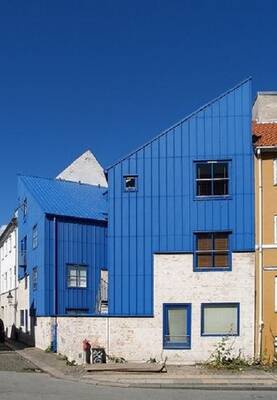 Вариант фасада синего цвета в современном стиле