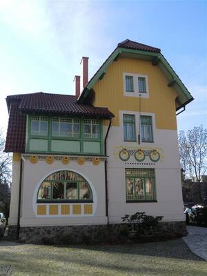 Пример красивого фасада желтого цвета в модерна стиле