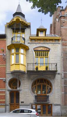 Дизайн фасада с красивым балконом