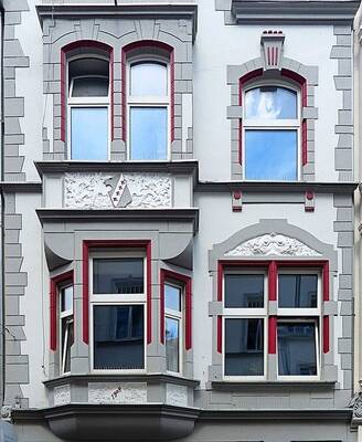 Облицовка фасада с интересными окнами