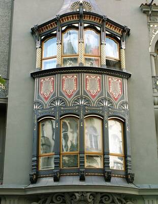 Дизайн фасада дома пестрого цвета с узорами